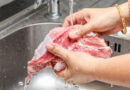 Qual é o perigo de lavar carne crua na pia?